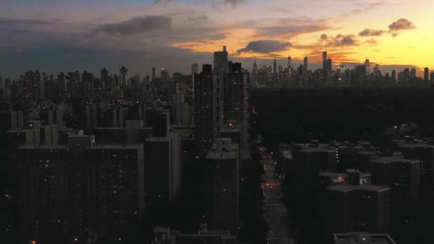 Снижающий Дрон Снимок Гарлема Нью Йорка Смотрящего Вниз Авеню Закат — стоковое видео