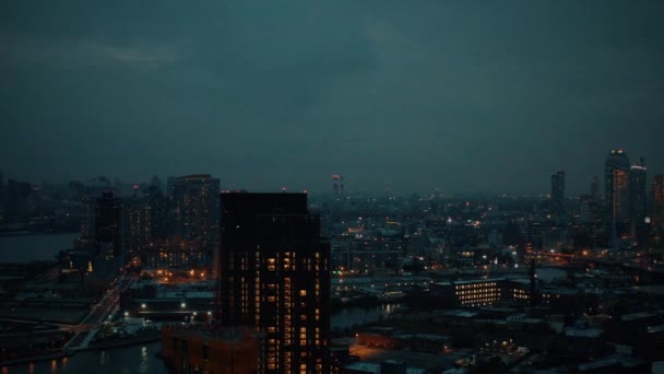 Дрон Приближается Лонг Айленду Бруклина Грязный Вид Город Туманном Закате — стоковое видео