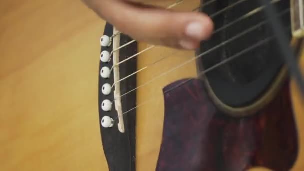 Close Homem Tocando Guitarra — Vídeo de Stock