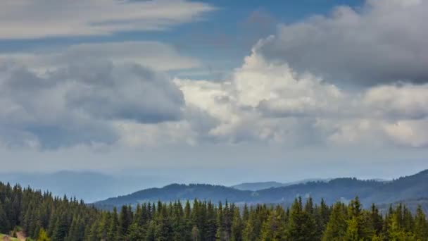 Timelapse Céu Nublado Lado Chepelare Nas Montanhas Búlgaras Rhodope — Vídeo de Stock