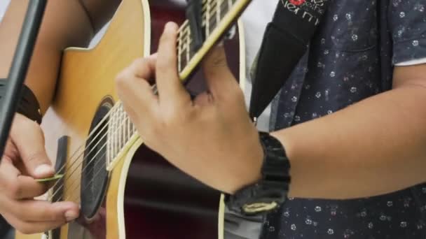 Dekat Dari Seorang Pria Bermain Gitar — Stok Video
