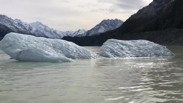 アイスバーグはタスマン氷河湖 — ストック動画