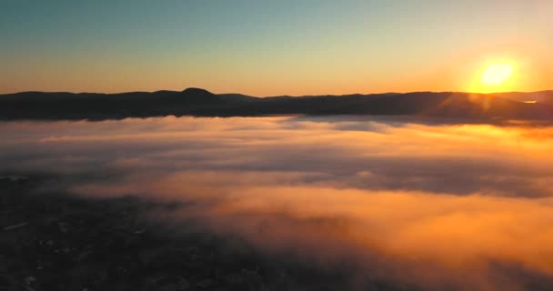 太陽が昇ると 朝の霧が町中や山の上に広がった 4Kで美しい霧の圧延 — ストック動画