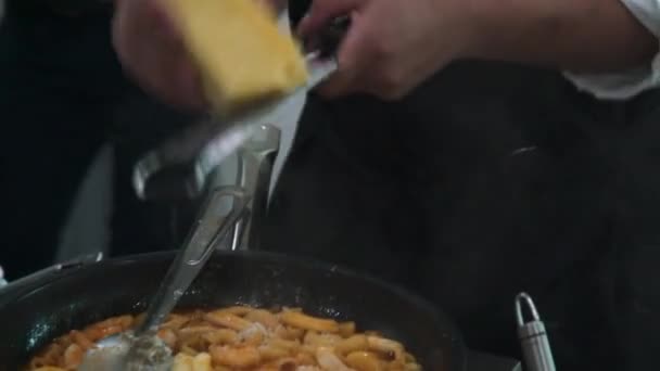 Chef Cocinando Comida Una Cocina Abierta — Vídeos de Stock