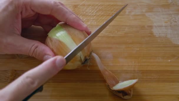 Zbliżenie Obierania Cebuli Nożem — Wideo stockowe