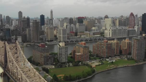 昼間のクイーンズボロ 59丁目 橋の隣にあるルーズベルト島とクイーンズからマンハッタンに向かって飛行するドローンの空中撮影 — ストック動画
