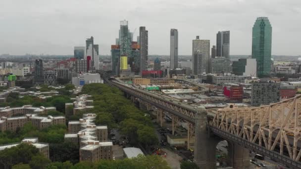 Letecký Skluzavka Zpět Podél Queensboro Bridge 59Th Street Bridge New — Stock video