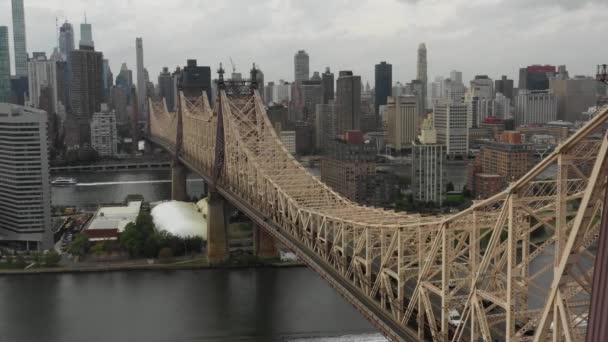 マンハッタン ニューヨーク クイーンズへ向かうクイーンズボロ橋 59丁目橋 のロングサイドスライドドローンの空中ビュー昼間は車が橋やボートでマンハッタンを出発 — ストック動画
