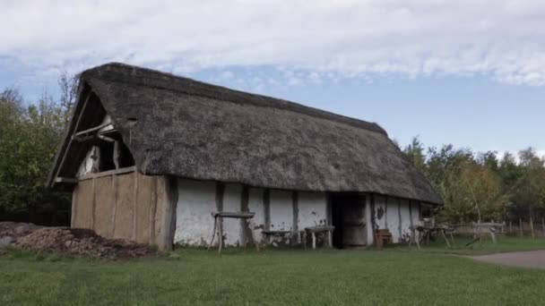 Histórica Cabaña Inglesa Edad Media Campo Con Varias Herramientas Fuera — Vídeos de Stock