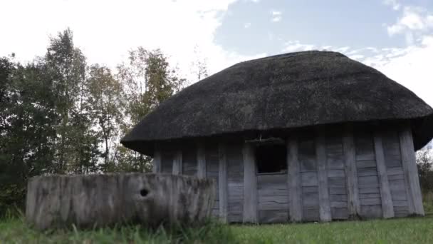 Pequeña Cabaña Medieval Campo Trozo Árbol Primer Plano Con Cielo — Vídeos de Stock