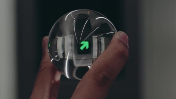 Bola Cristal Reflejando Flecha Verde Estación Tren — Vídeos de Stock