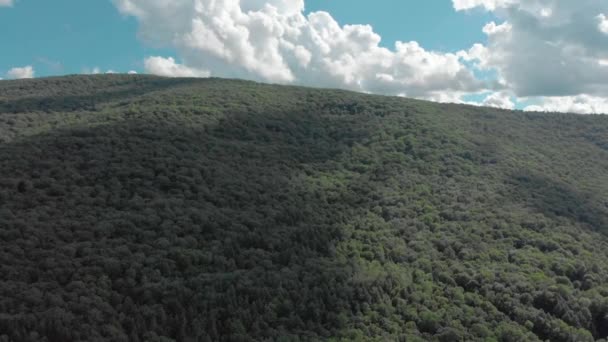 Curta Subida Drones Lado Uma Montanha Nas Montanhas Catskill Estado — Vídeo de Stock
