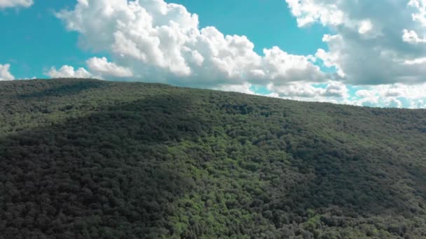 缓慢的无人驾驶飞机爬上了纽约市Catskill山脉的一座山 天空中乌云密布 — 图库视频影像