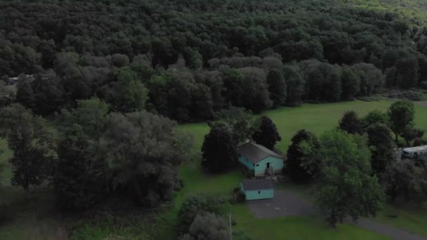 Drone Sobrevoa Uma Pequena Casa Montanha Nas Montanhas Catskill Estado — Vídeo de Stock