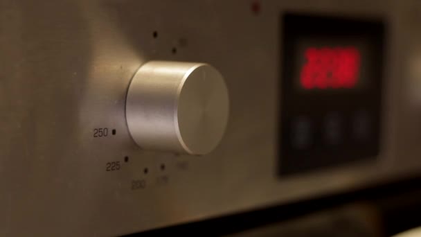 Ręka Podkręcająca Temperaturę Srebrny Piekarnik Czerwonym Wyświetlaczem — Wideo stockowe