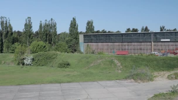 Pickup Truck Geparkeerd Aangrenzende Militaire Site — Stockvideo