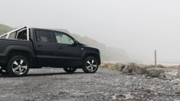 ノルマンディーの海岸に停まったピックアップトラック — ストック動画