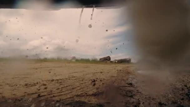ゆっくりとした動きの観点から 泥や泥の中でオフロード運転 — ストック動画