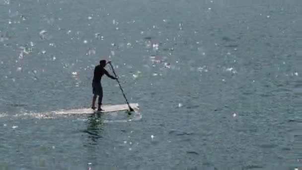 Silueta Stand Paddle Boarder Con Sol Mañana Reflejando Agua — Vídeos de Stock