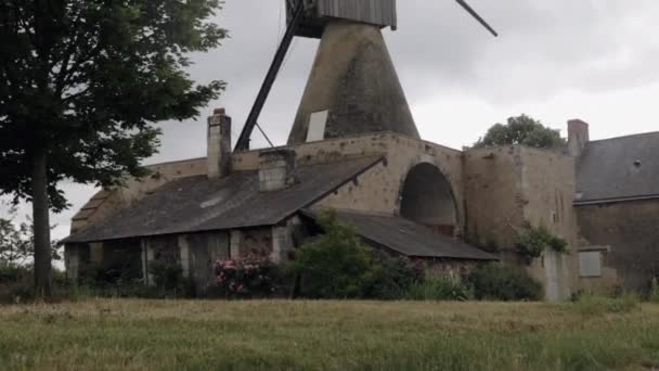 多云的天空下 法国乡间田野边的老式风车 — 图库视频影像