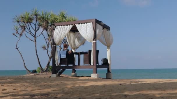 카바나에 모래와 야자나무에둘러 바다를 — 비디오