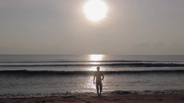 Człowiek Idący Oceanu Przed Wschodem Słońca Azji Aby Wziąć Poranną — Wideo stockowe