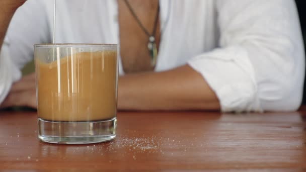 Uomo Schiumatura Caffè Con Schiuma Latte Elettrico — Video Stock