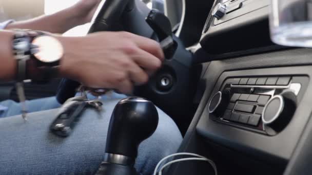 Vista Mão Masculina Inserindo Chave Ignição Iniciando Carro Câmera Lenta — Vídeo de Stock