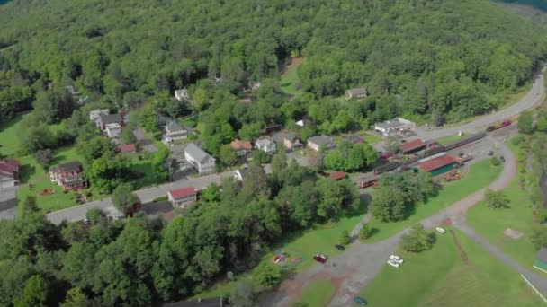 Drönare Nedstigning Över Liten Bergsstad Nedanför Dal Catskill Bergen New — Stockvideo