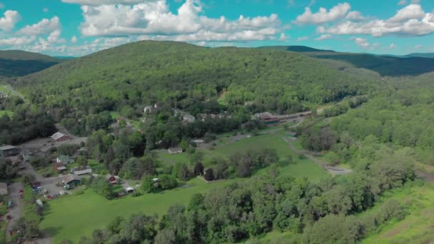 Longa Descida Drones Vale Com Uma Cidade Montanhosa Nas Montanhas — Vídeo de Stock