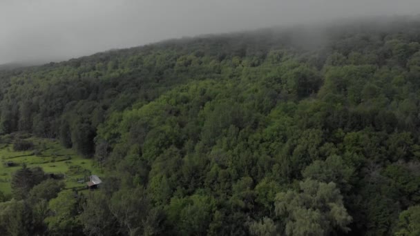 Drone Rise Gorgeous Low Clouds Morning Catskill Mountains New York — стоковое видео