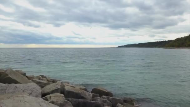 Clipe Drone Lago Ontário Uma Sua Praia Durante Dia Nublado — Vídeo de Stock
