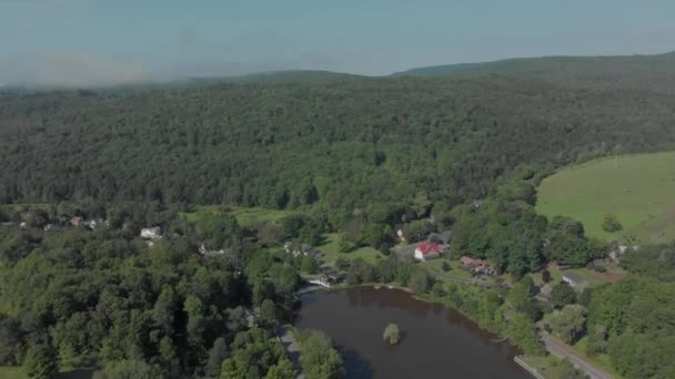 Long Drone Shot Tiny Town River Valley Catskill Mountains New — 图库视频影像