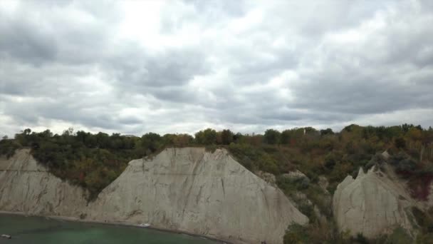 Clip Aéreo Del Acantilado Rocoso Scarborough Bluffs Canadá Lago Ontario — Vídeo de stock