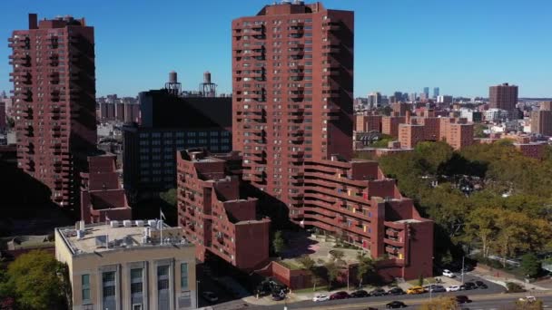 Longo Drone Side Moving Tiro Começando Prédios Apartamento Highrise Nyc — Vídeo de Stock