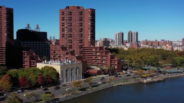 Lange Stationäre Drohnenaufnahmen Von Wohnhochhäusern Harlem Manhattan Nyc Harlem River — Stockvideo