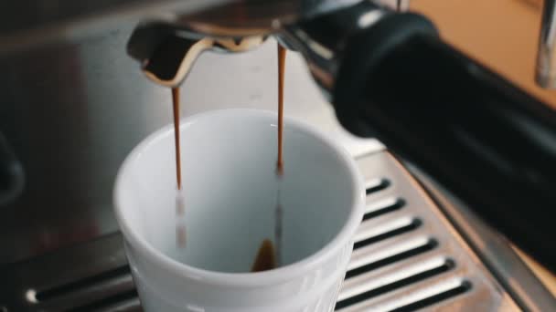 Koffie Zachtjes Stroomt Espresso Cup Bovenaanzicht — Stockvideo