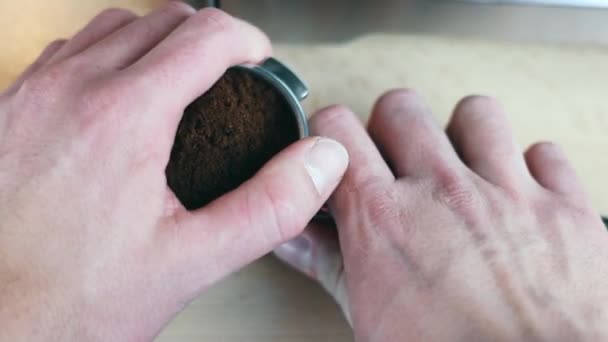 Två Händer Tamping Kaffe Portafilter — Stockvideo