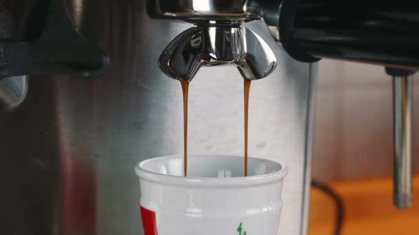 Café Fluyendo Suavemente Taza Café Expreso — Vídeos de Stock