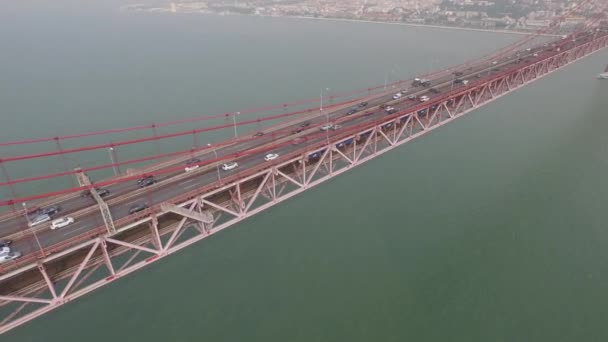 Tiro Lateral Superior Seguir Comboio Ponte Lisboa Abril Portugal Atingido — Vídeo de Stock