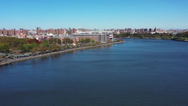 Drone Pan Harlem River Mellan Harlem Manhattan Och Randalls Wards — Stockvideo