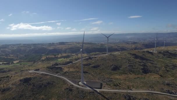 Větrné Turbíny Krásné Horské Krajině Zastřelen Dronem Portugalsku Guarda — Stock video