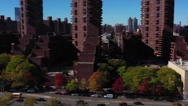 Drone Cepat Mundur Dan Panci Dari Harlem Pusat Kota Pemandangan — Stok Video