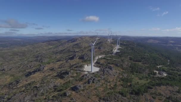 Turbinas Eólicas Hermoso Paisaje Montañoso Baleado Por Dron Portugal Guarda — Vídeo de stock
