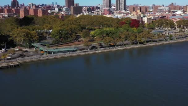 Szybka Patelnia Dronów Ruchem Fdr Drive Wzdłuż Rzeki Harlem Manhattanie — Wideo stockowe