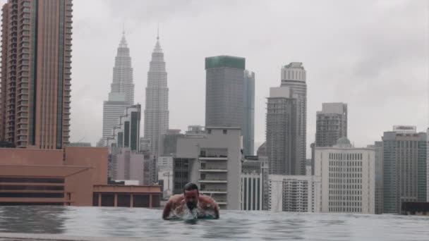 Killen Simmar Fjäril Taket Pool Kuala Lumpur — Stockvideo