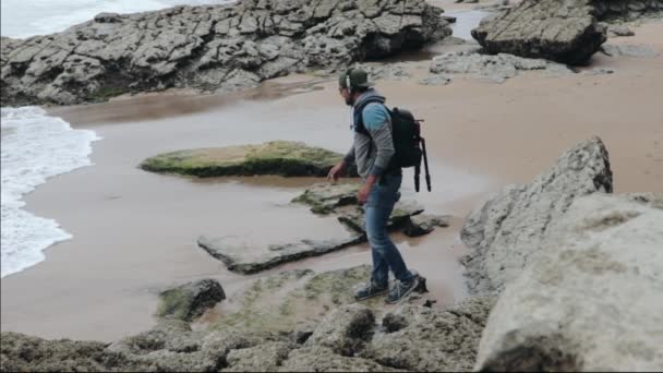 Facet Spacerujący Plaży Wybrzeżu Kantabrii — Wideo stockowe