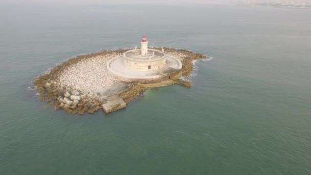 ブジオ灯台は大西洋の真ん中にある非常に小さな島に位置しています リスボンのポルトガルでドローンに撃たれた — ストック動画