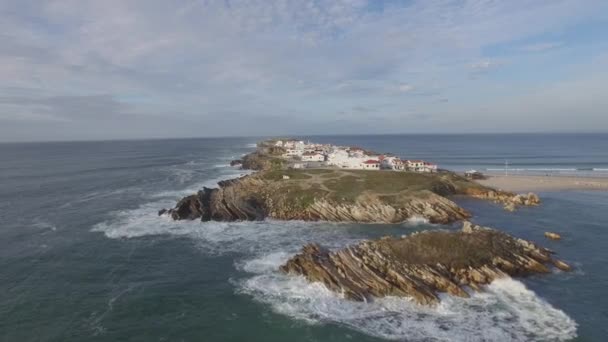 Bella Isola Baleal Peniche Portogallo Paesaggio Aereo Onde Che Colpiscono — Video Stock