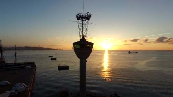 Fantastisk Bild Ett Kontrolltorn Lissabon Flygskott Vid Soluppgången Med Drönare — Stockvideo